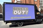 切尔西球迷组织租用数字广告车抗议：BlueCo Out！