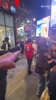 险干架！G1赛后一名身穿76人球衣的球迷被尼克斯球迷骚扰