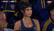 博卡看台惊现黑发美女！这颜值居然又是AI生成的科技~