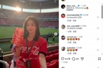 韩国歌手权恩妃现场观看世界杯比赛，为韩国队加油助威