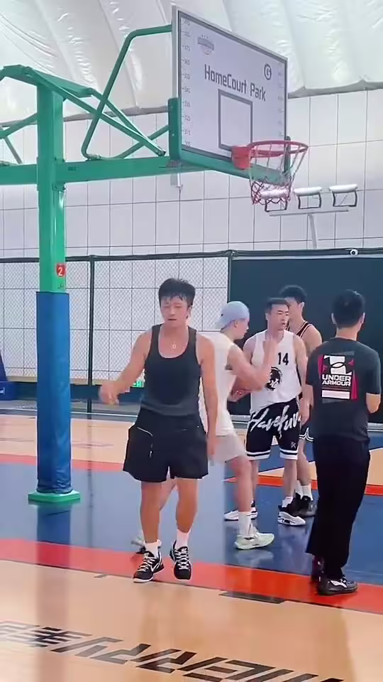 不吹不黑！邓超这球技在野球场上是什么水平？😂
